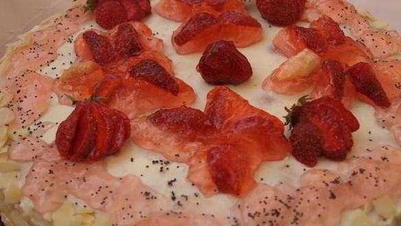 ШАГ 10. бисквитный торт с клубникой и сливочным кремом