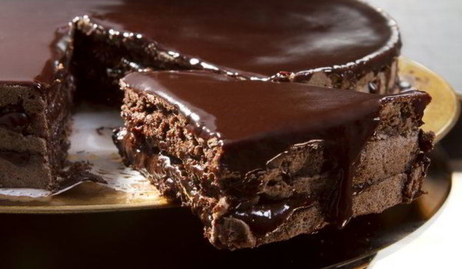 Рецепт идеальный шоколадный торт в глазури к празднику