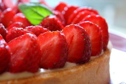 Песочный торт с клубникой