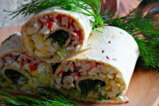 Рулетики из тортильи с крабовыми палочками и огурцом