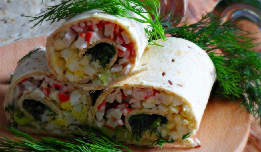 Рецепт рулетики из тортильи с крабовыми палочками и огурцом