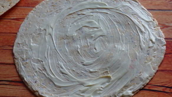 ШАГ 2. рулетики из тортильи с крабовыми палочками и огурцом