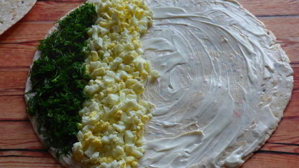 ШАГ 3. рулетики из тортильи с крабовыми палочками и огурцом