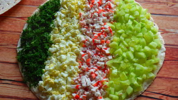 ШАГ 4. рулетики из тортильи с крабовыми палочками и огурцом