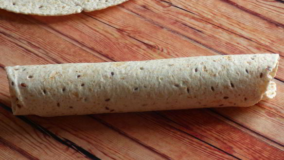 ШАГ 5. рулетики из тортильи с крабовыми палочками и огурцом