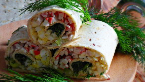 ШАГ 6. рулетики из тортильи с крабовыми палочками и огурцом