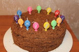 Шоколадный медовик с черносливом