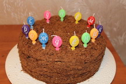 Шоколадный медовик с черносливом