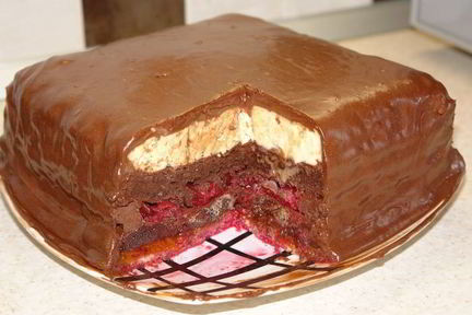 Шоколадный торт с пьяной вишней