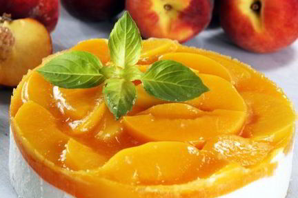 Сметанный торт с персиками