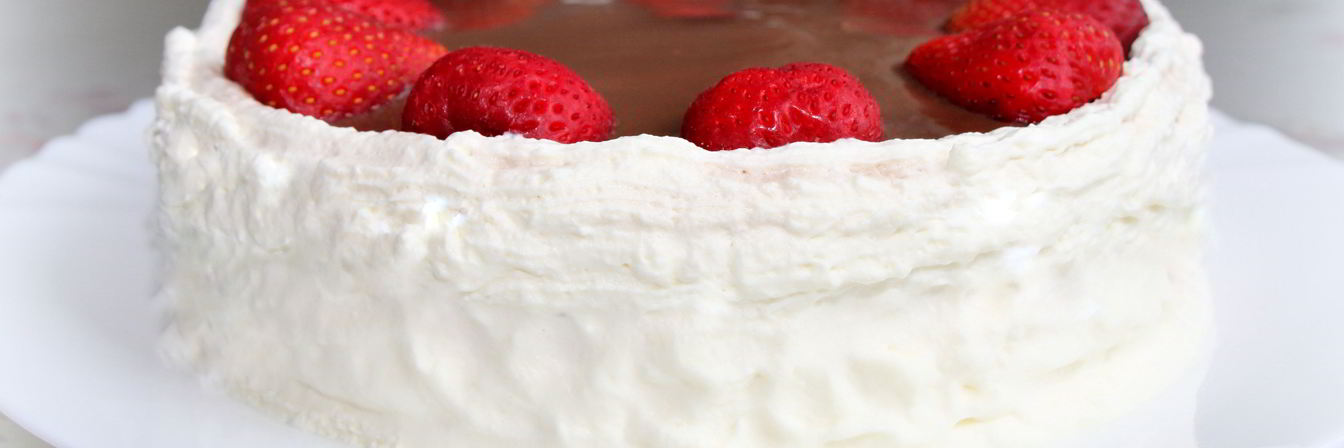 Торт с творожно-клубничным суфле