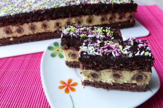 Торт с вафельными трубочками