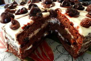 Торт с вишней и черносливом