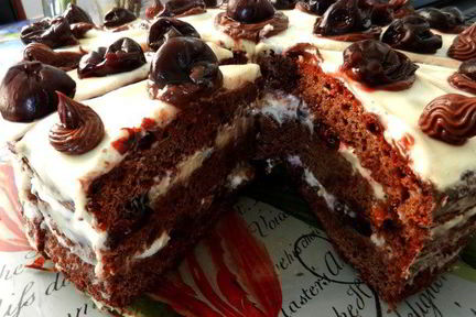 Торт с вишней и черносливом