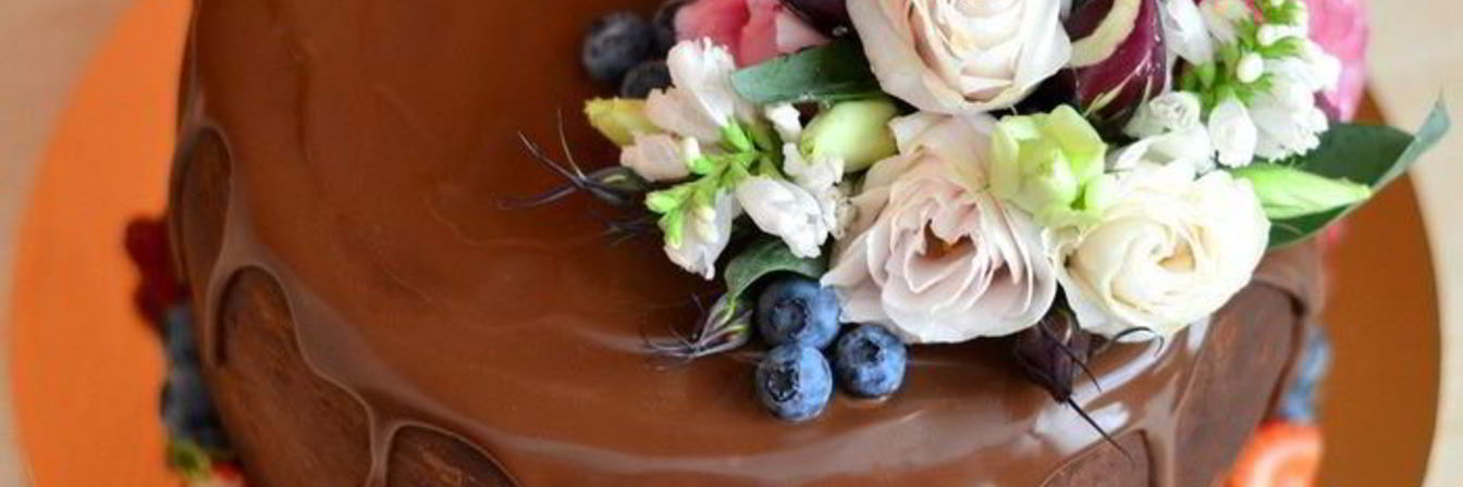 Торт шоколадно-сливочный Цветочная феерия