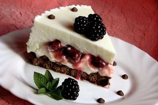 Творожно-зефирный торт с вишней