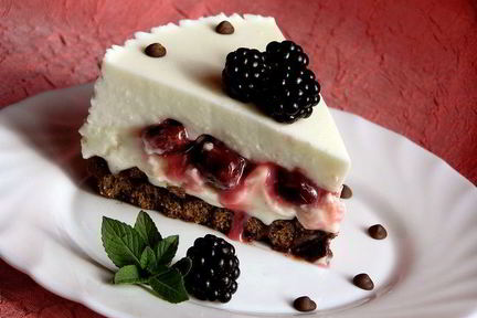 Творожно-зефирный торт с вишней