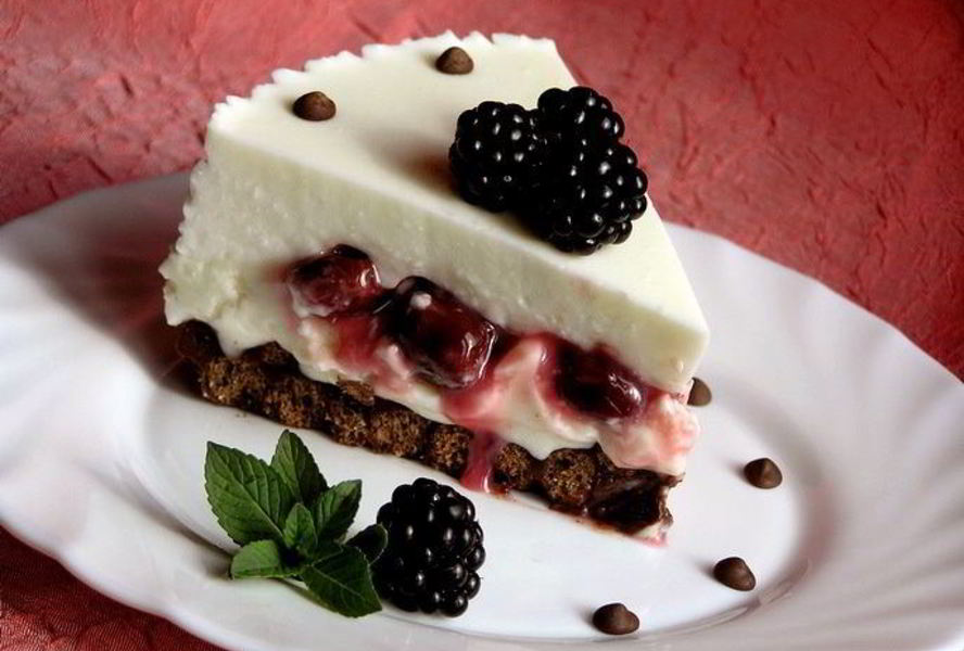 Творожно-зефирный торт с вишней