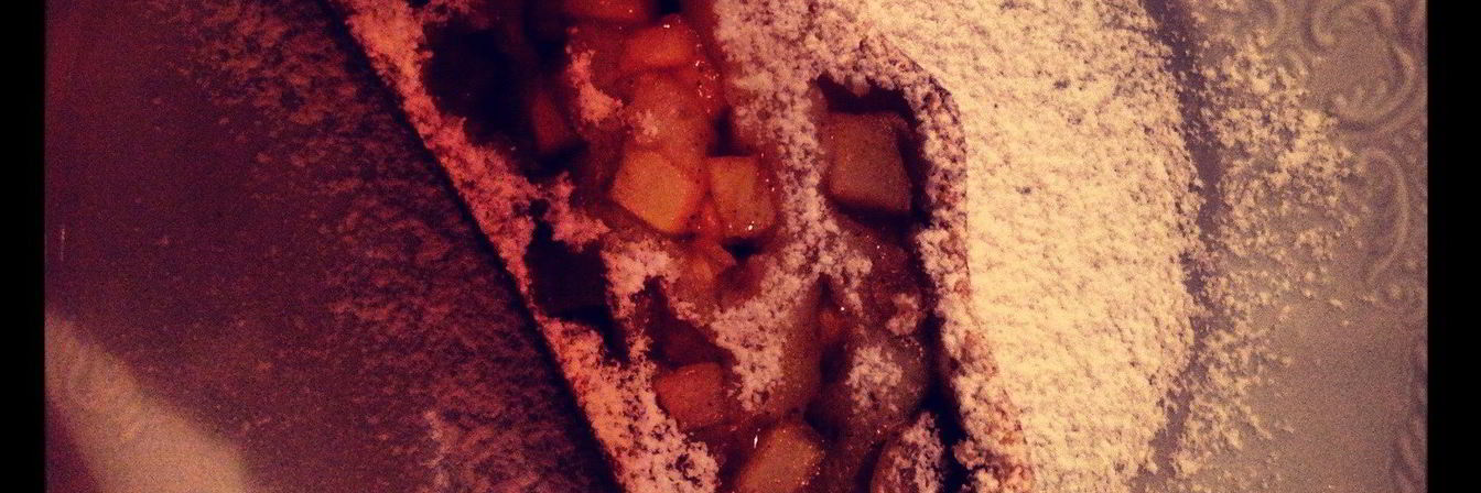 Яблочно-творожный рулет