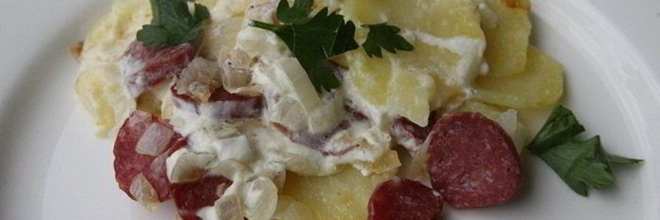 Картофельная запеканка с колбасками и сыром