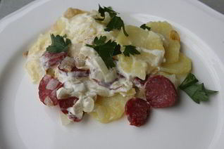 Картофельная запеканка с колбасками и сыром