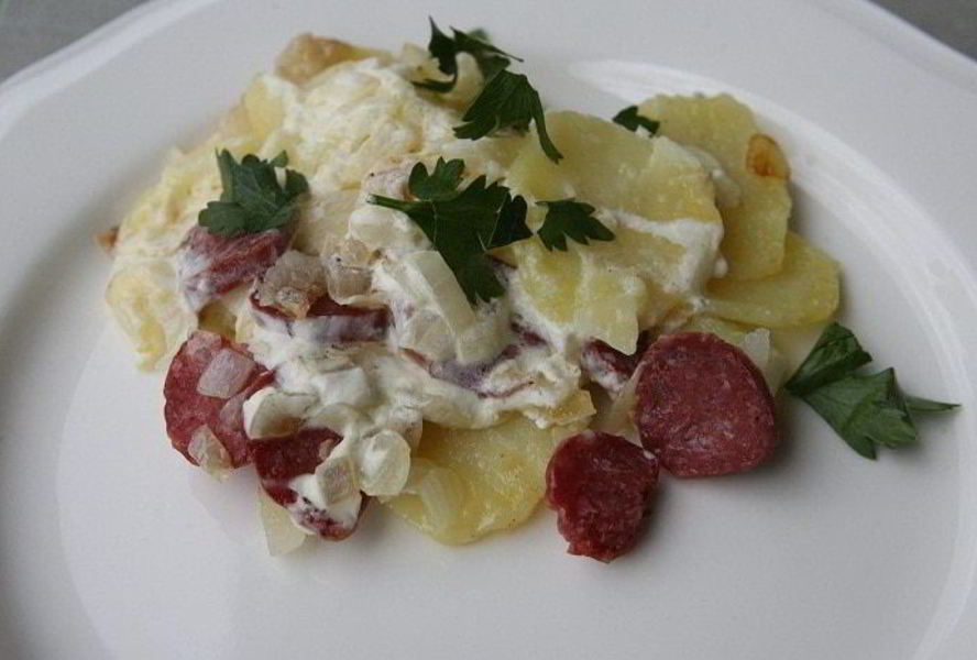 Картофельная запеканка с колбасками и сыром