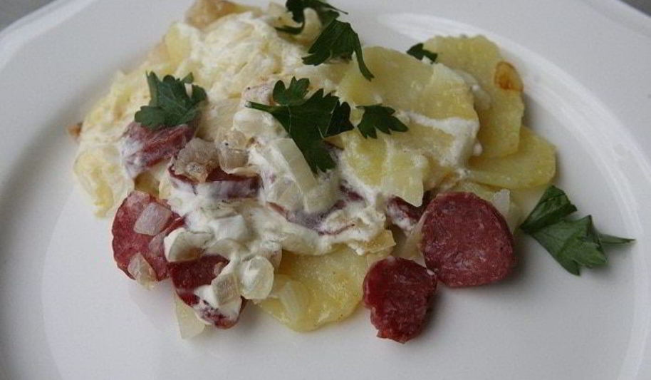Рецепт картофельная запеканка с колбасками и сыром