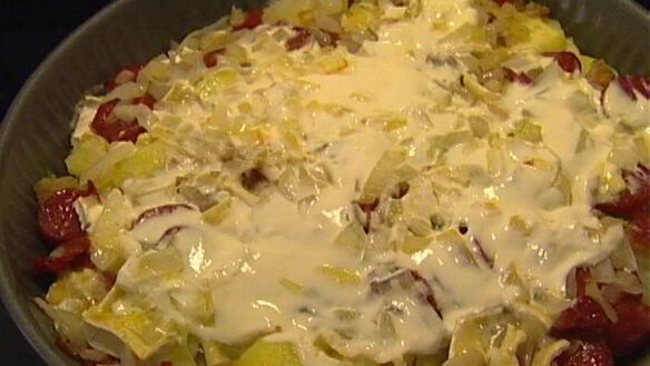 ШАГ 10. картофельная запеканка с колбасками и сыром