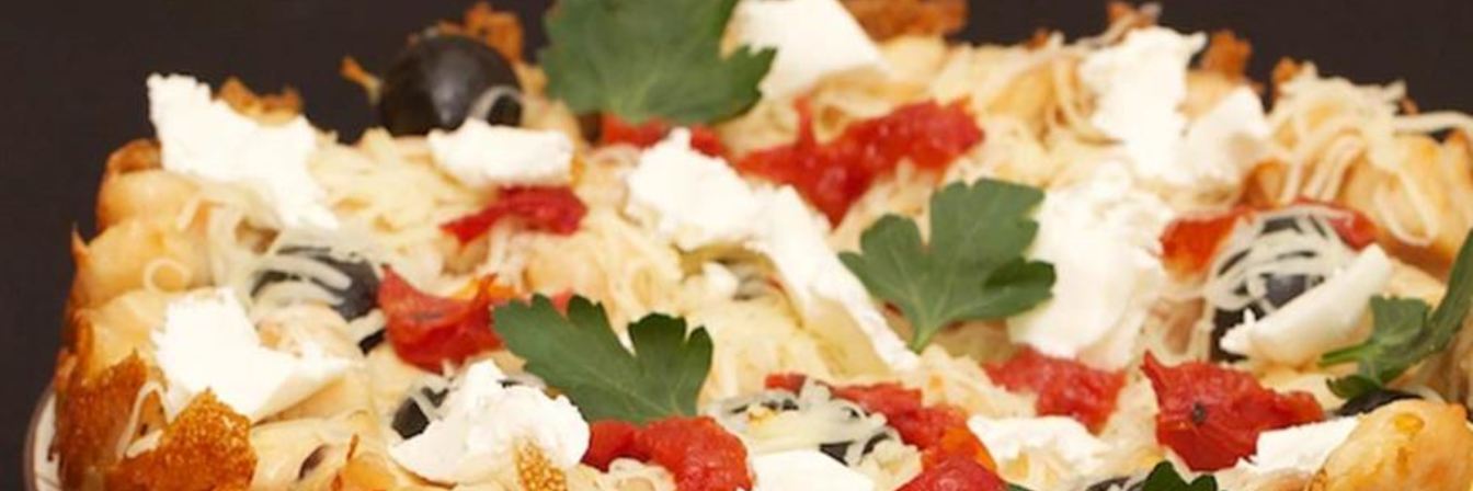 Куриная запеканка с сыром и чесночными гренками из мультиварки