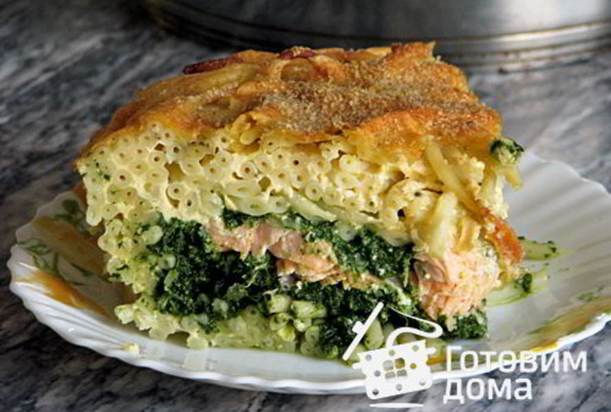 Макаронная запеканка с лососем и шпинатом