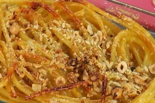 Сладкая запеканка из макарон с медом и орехами