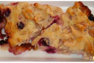 Творожная запеканка с яблоками и вишнями