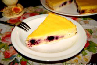 Творожная запеканка с ягодами и сметанной заливкой