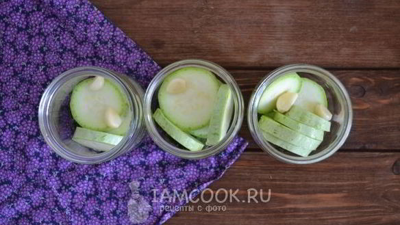 ШАГ 5. кабачки с кетчупом чили на зиму