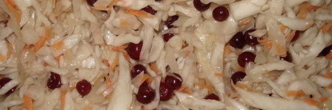 Капуста квашеная в банках с клюквой