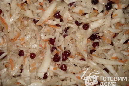 Капуста квашеная в банках с клюквой