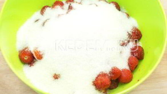 ШАГ 3. клубничное пюре на зиму