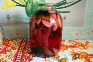 Компот из груш с черноплодной рябиной и малабарской корицей на зиму