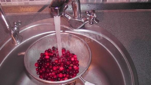 ШАГ 2. компот из клюквы