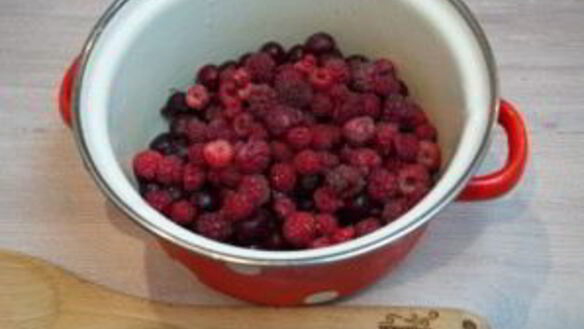ШАГ 3. компот из малины и вишни