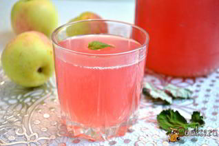 Компот из слив и яблок с листьями малины