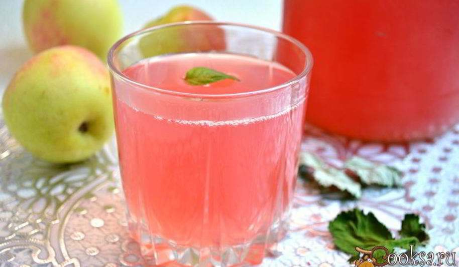 Рецепт компот из слив и яблок с листьями малины