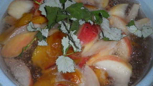 ШАГ 3. компот из слив и яблок с листьями малины