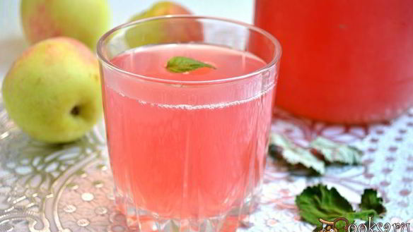 ШАГ 4. компот из слив и яблок с листьями малины