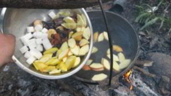 ШАГ 2. компот из сухофруктов и свежих яблок