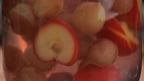 ШАГ 2. компот из винограда и сливы