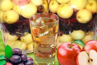 Компот из яблок и слив