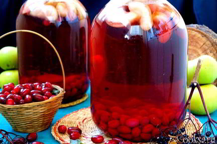 Компот из яблок, кизила и бузины