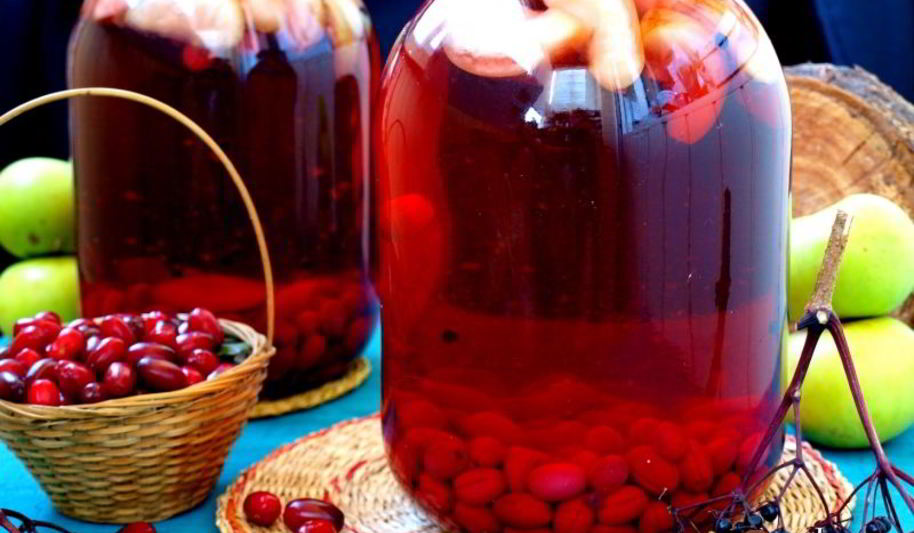 Рецепт компот из яблок, кизила и бузины