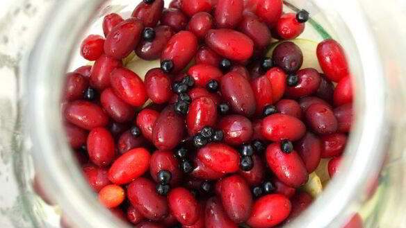 ШАГ 2. компот из яблок, кизила и бузины